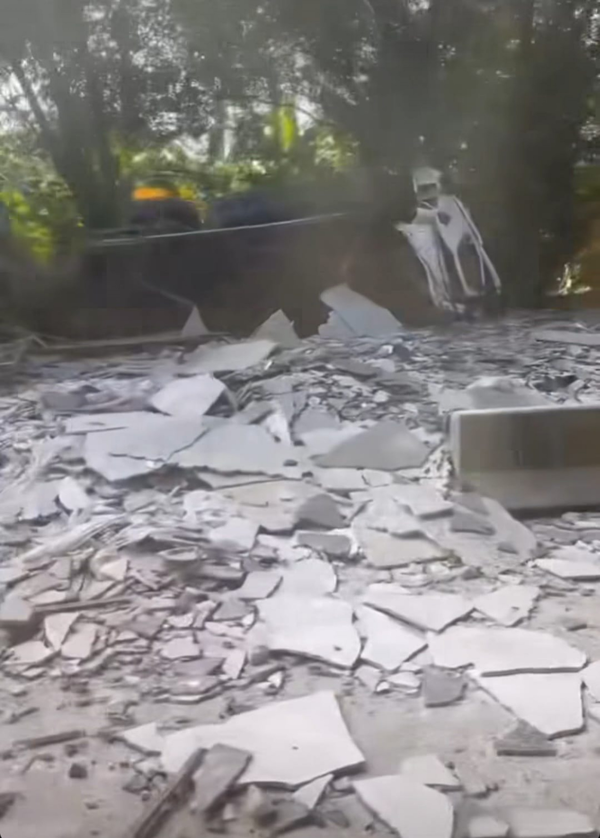 Destroços do caminhão que capotou, levando o motorista a óbito na altura de Seropédica - Reprodução / Redes sociais