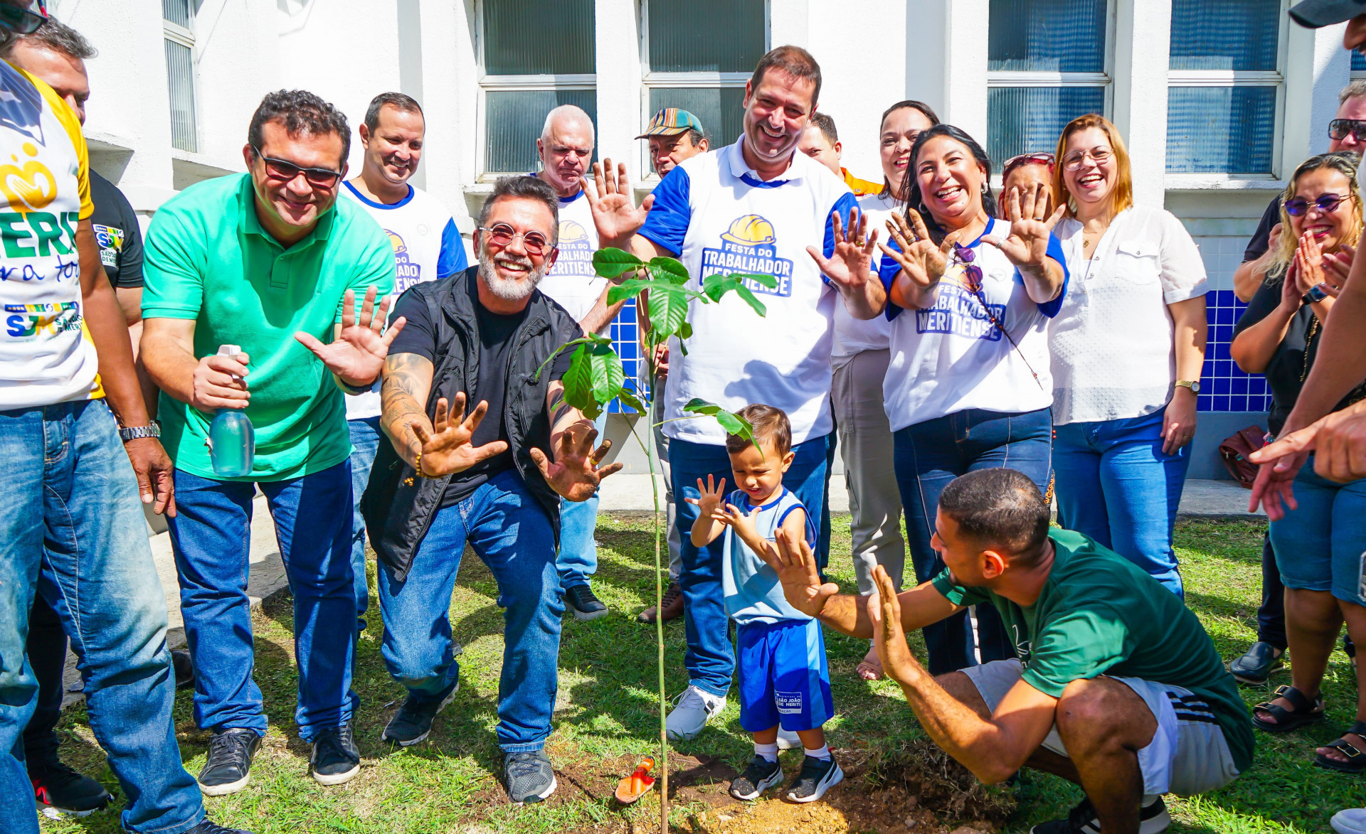 Foram plantadas duas mudas de Ipê Rosa - Gilberto Rocha/ PMSJM