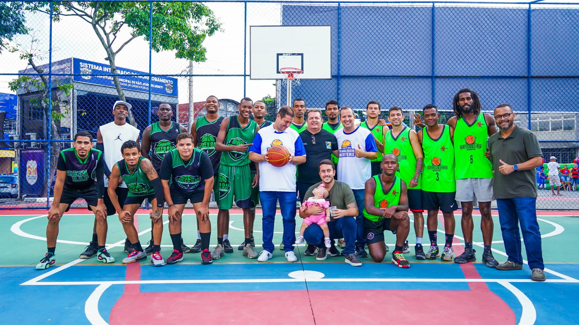 Léo Vieira junto aos time do Torneio de Basquete - Gilberto Rocha/ PMSJM