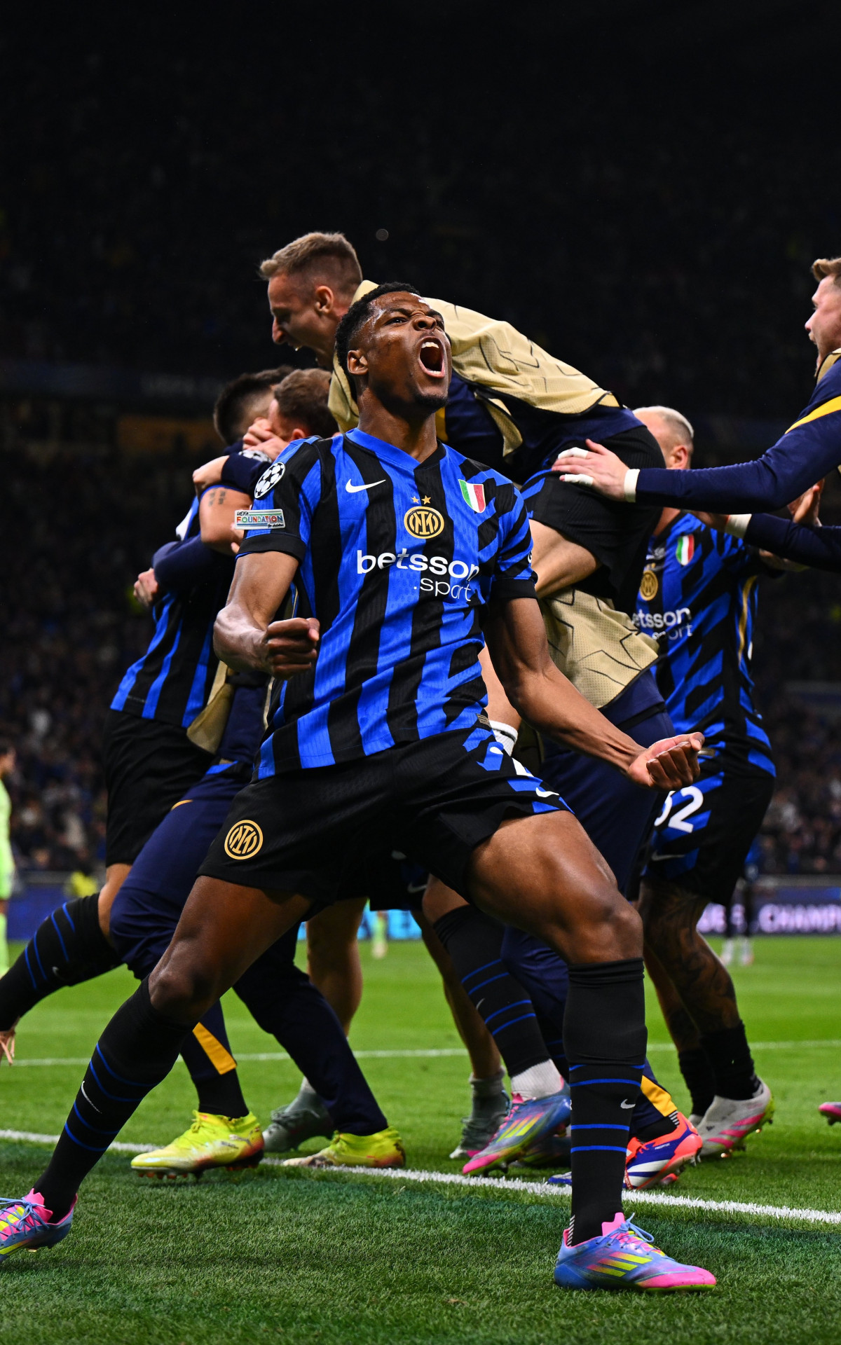 Jogadores da Inter de Mil&atilde;o celebram um dos muitos gols marcados na classifica&ccedil;&atilde;o sobre o Barcelona - Divulga&ccedil;&atilde;o / Inter de Mil&atilde;o