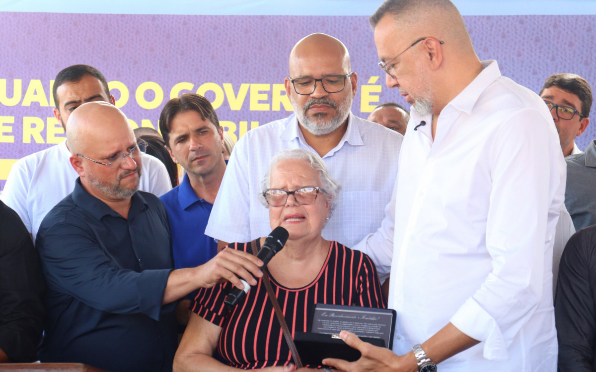 A moradora Clara Maria entregou uma placa de agradecimento ao prefeito Márcio Canella