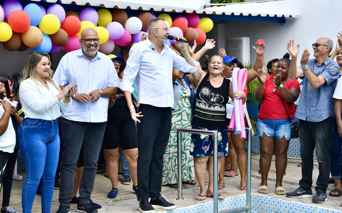 O prefeito Márcio Canella discursou à beira da piscina e foi aplaudido pelas pessoas que fazem hidromassagem na policlínica