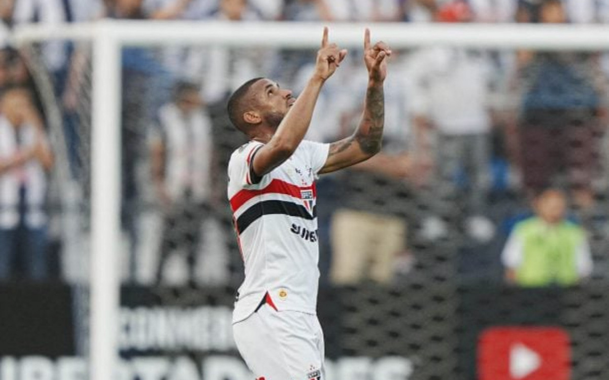 Andr&eacute; Silva destaca trabalho do S&atilde;o Paulo, mas diz que grupo manter&aacute; ‘p&eacute;s no ch&atilde;o’