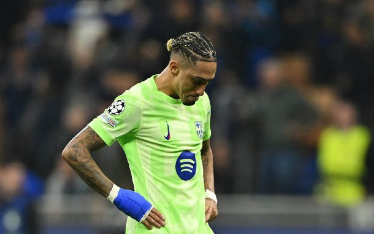 Raphinha vai &agrave;s l&aacute;grimas ap&oacute;s elimina&ccedil;&atilde;o do Barcelona e &eacute; consolado por companheiros