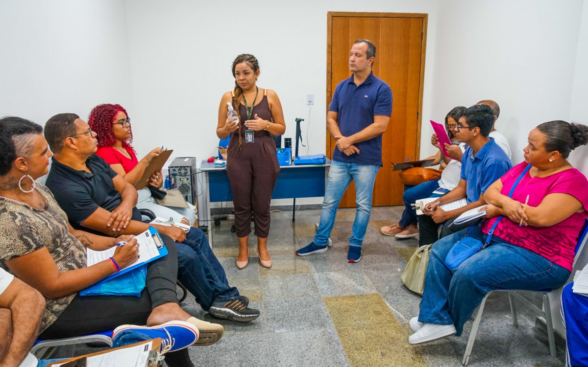  A analista de recrutamento Larissa Peixoto (esq) e o secretário Bruno Correia, coordenaram as dinâmicas na sede da Secretaria de Trabalho e Renda 