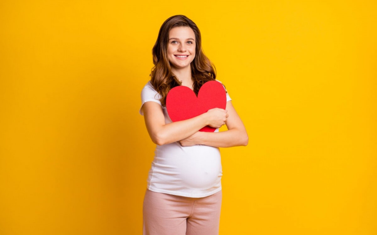 A gravidez exige um esfor&ccedil;o significativo do cora&ccedil;&atilde;o da mulher (Imagem: Roman Samborskyi | Shutterstock)