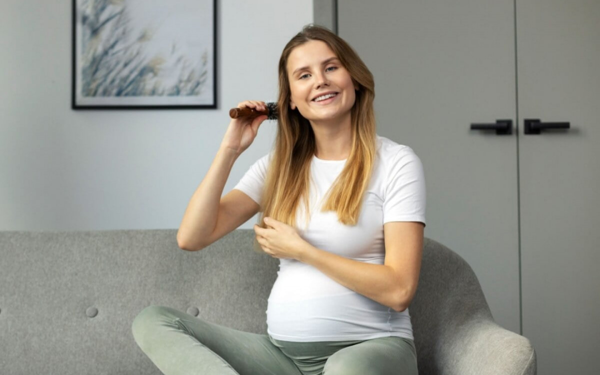 O cabelo da mulher passa por diversas mudan&ccedil;as durante e ap&oacute;s a gesta&ccedil;&atilde;o (Imagem: AYO Production | Shutterstock) 