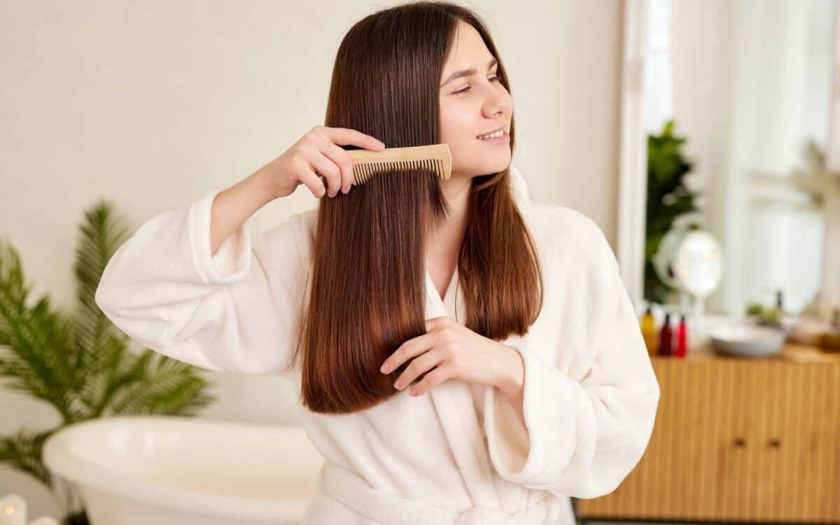 A reposi&ccedil;&atilde;o de massa capilar &eacute; um tratamento que visa repor os nutrientes e prote&iacute;nas que o cabelo perde (Imagem: sergey kolesnikov | Shutterstock)