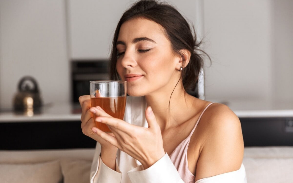 Os ch&aacute;s podem melhorar a sa&uacute;de da pele de diversas maneiras (Imagem: Dean Drobot | Shutterstock)