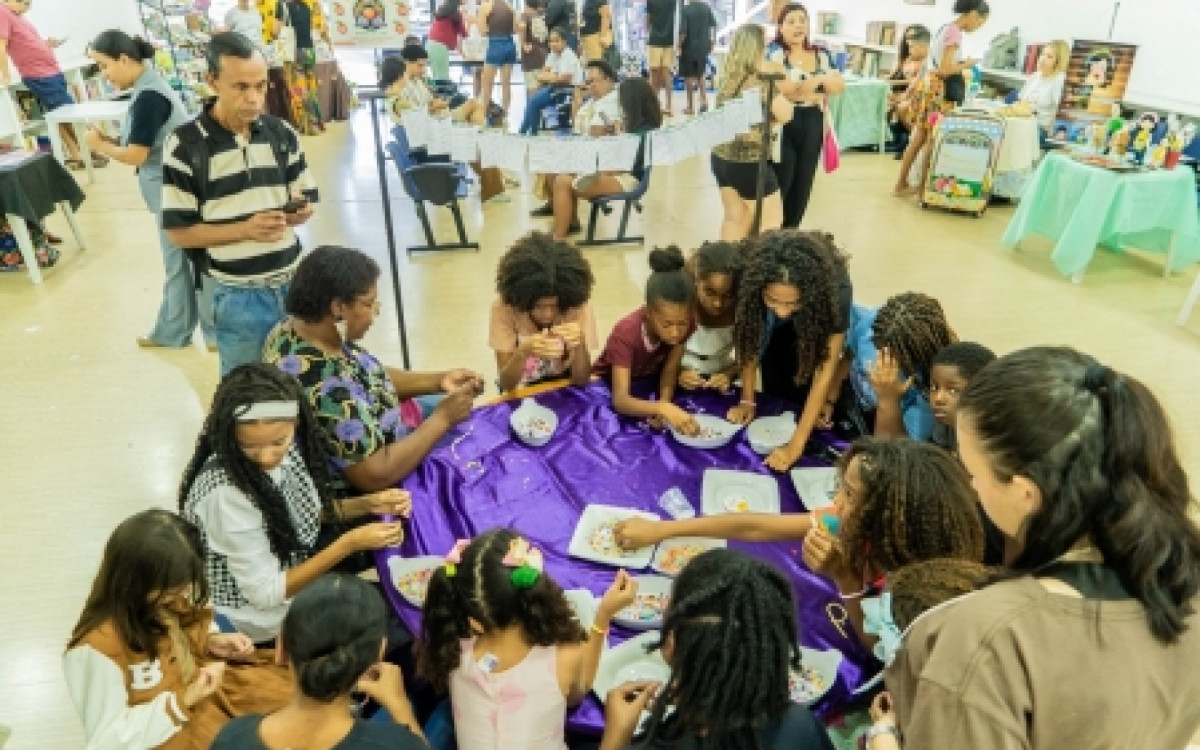 Feira literária reúne autores caxienses na maior biblioteca de Caxias