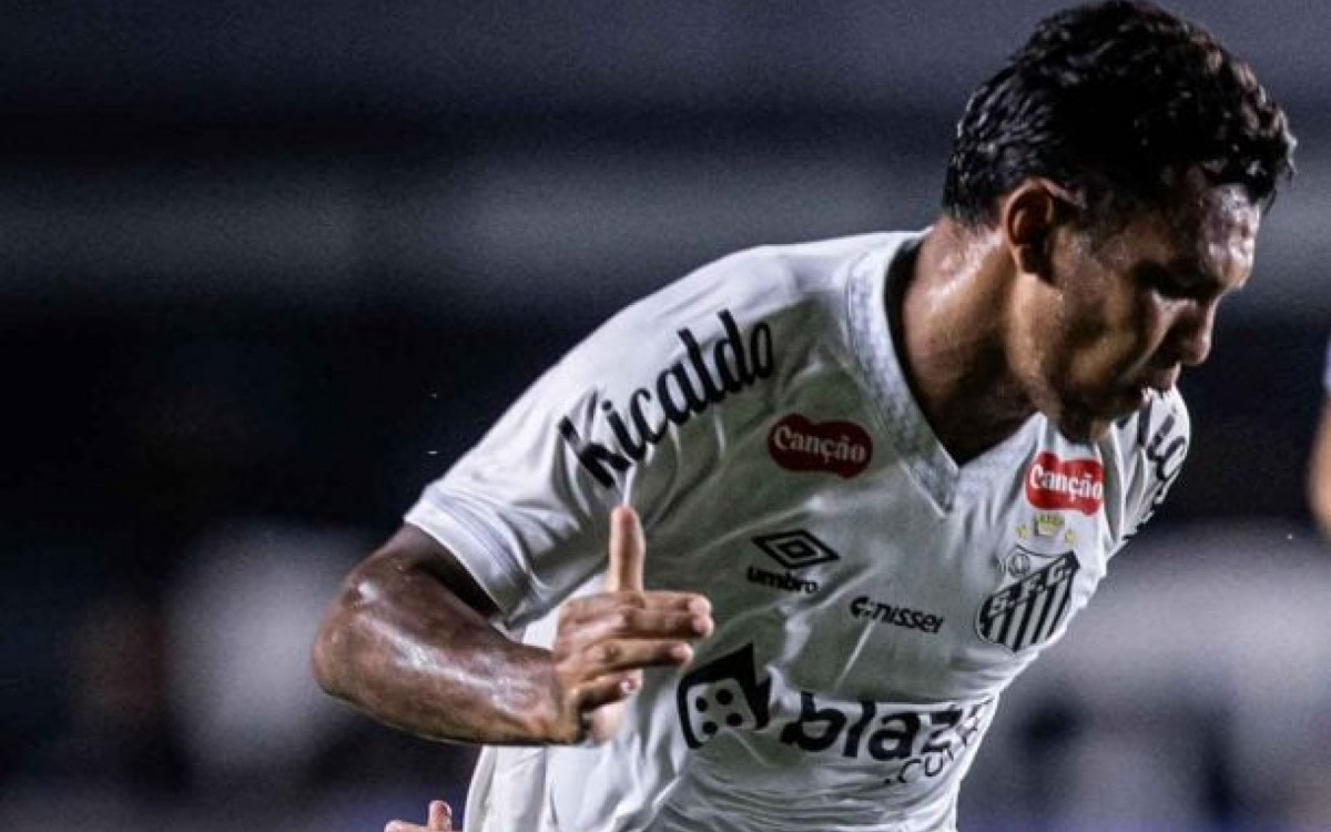 Gabriel Ver&oacute;n falta a treino e tem futuro incerto no Santos