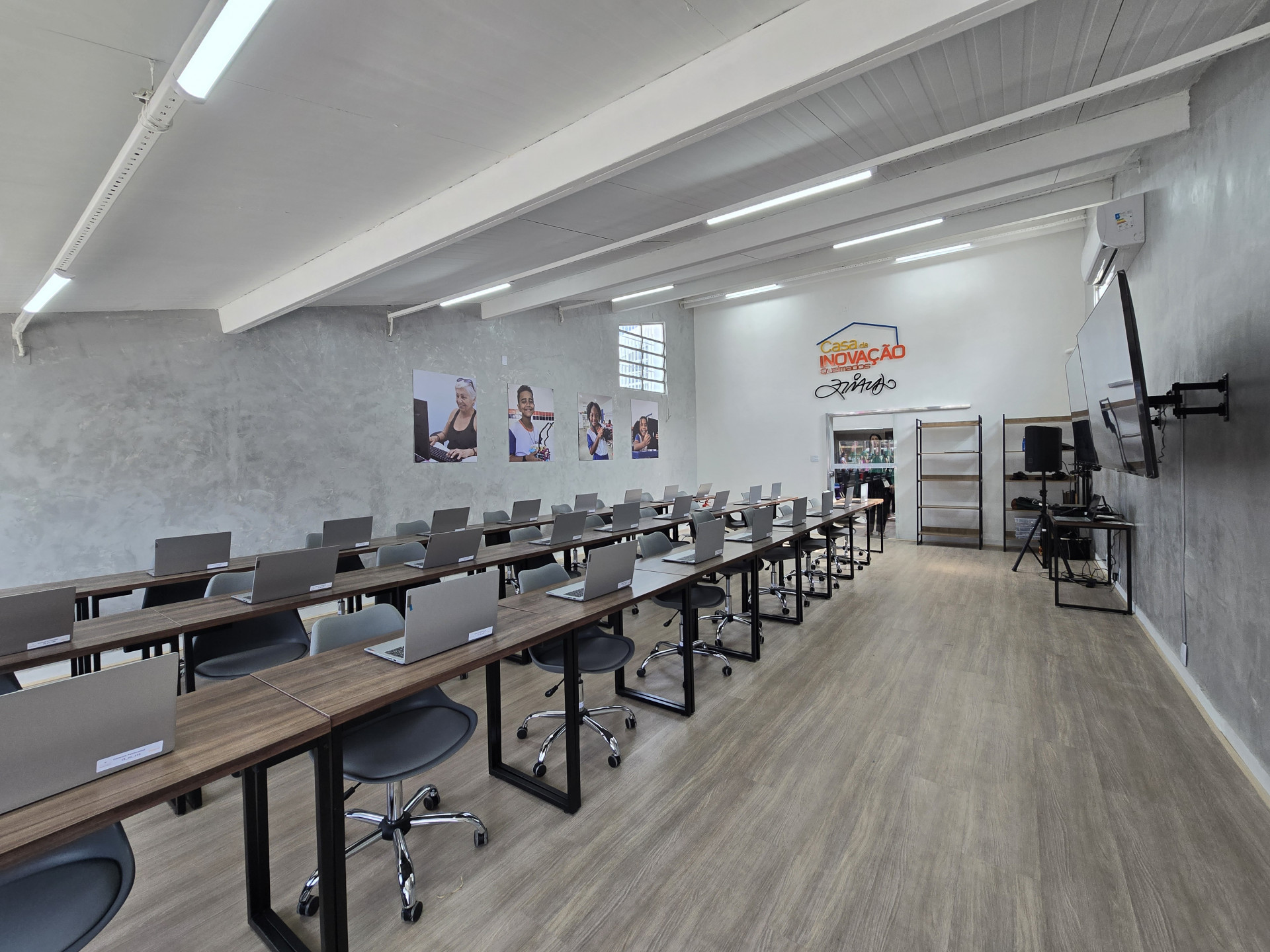 Entre os estandes, o p&uacute;blico encontrar&aacute; desde servi&ccedil;os digitais e produtos artesanais at&eacute; solu&ccedil;&otilde;es em tecnologia e comunica&ccedil;&atilde;o visual - Divulga&ccedil;&atilde;o