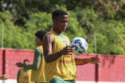 Arias bate meta e tem aumento salarial no Fluminense