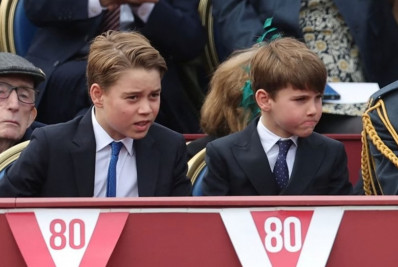 Príncipe Louis tira sarro do irmão mais velho em evento