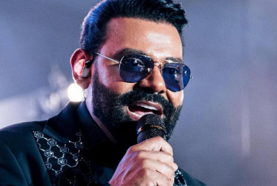 Cantor Pablo é atingido por copo de bebida antes de show