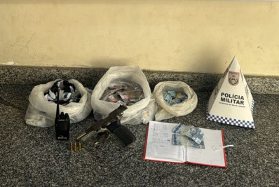 Suspeita morre ao entrar em confronto com a PM e pistola e drogas são apreendidas em Queimados