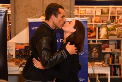 Isis Valverde beija Marcus Buaiz em lançamento de livro do marido