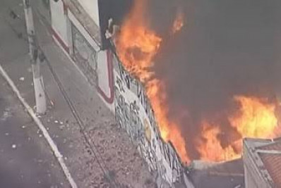Incêndio atinge edifício comercial em São Paulo
