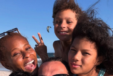Aline Wirley e Igor Rickli aproveitam a praia com os filhos durante o outono