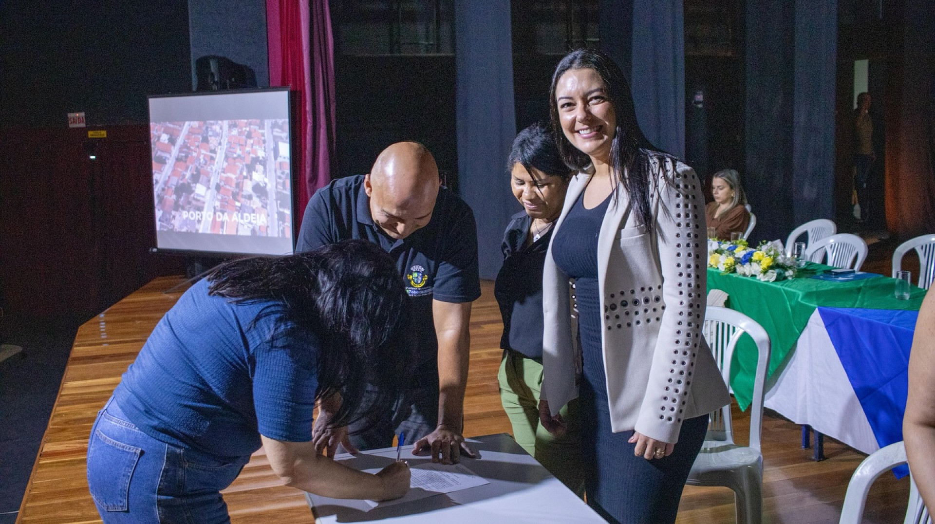 Concursada assina a posse - Reprodução