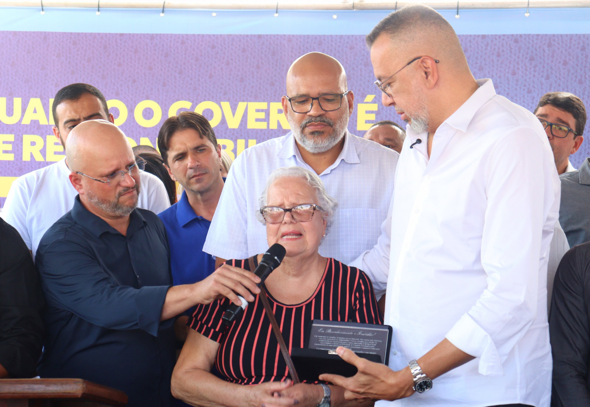 A moradora Clara Maria entregou uma placa de agradecimento ao prefeito Márcio Canella - Jean Carlos / PMBR