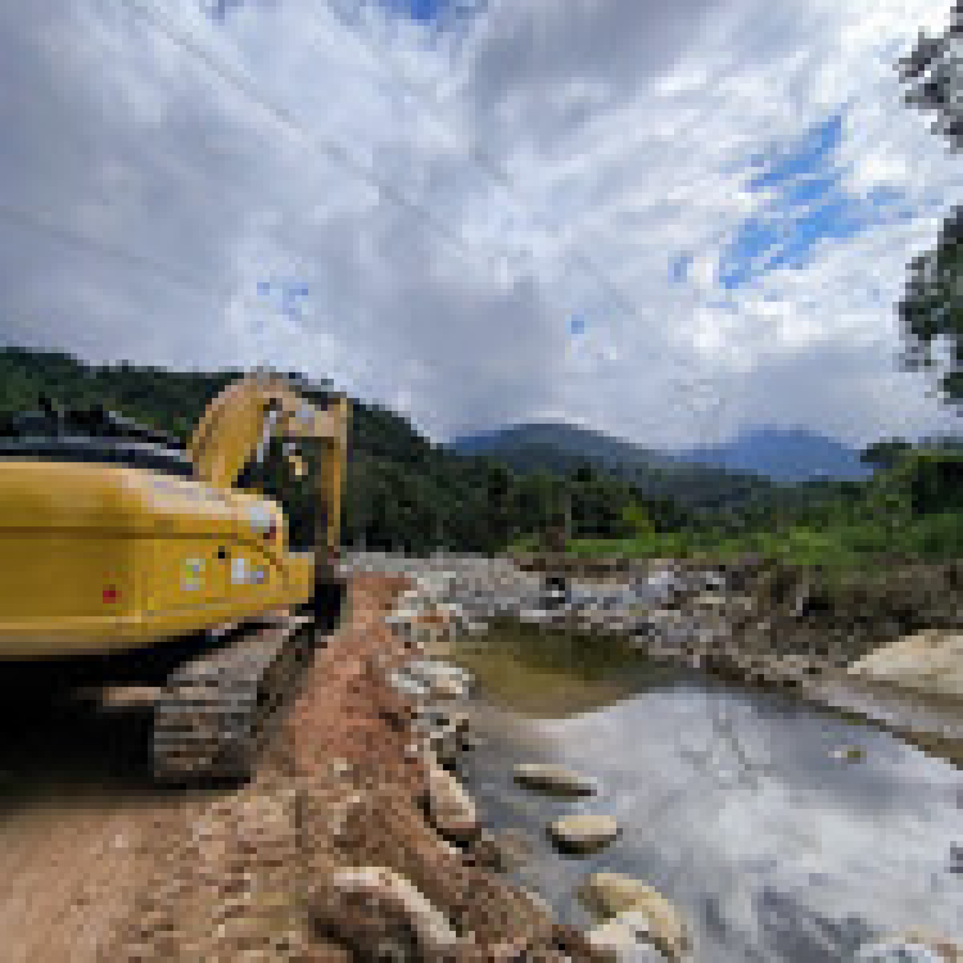 Retomada das obras para desobstruir a estrada Beira Rio