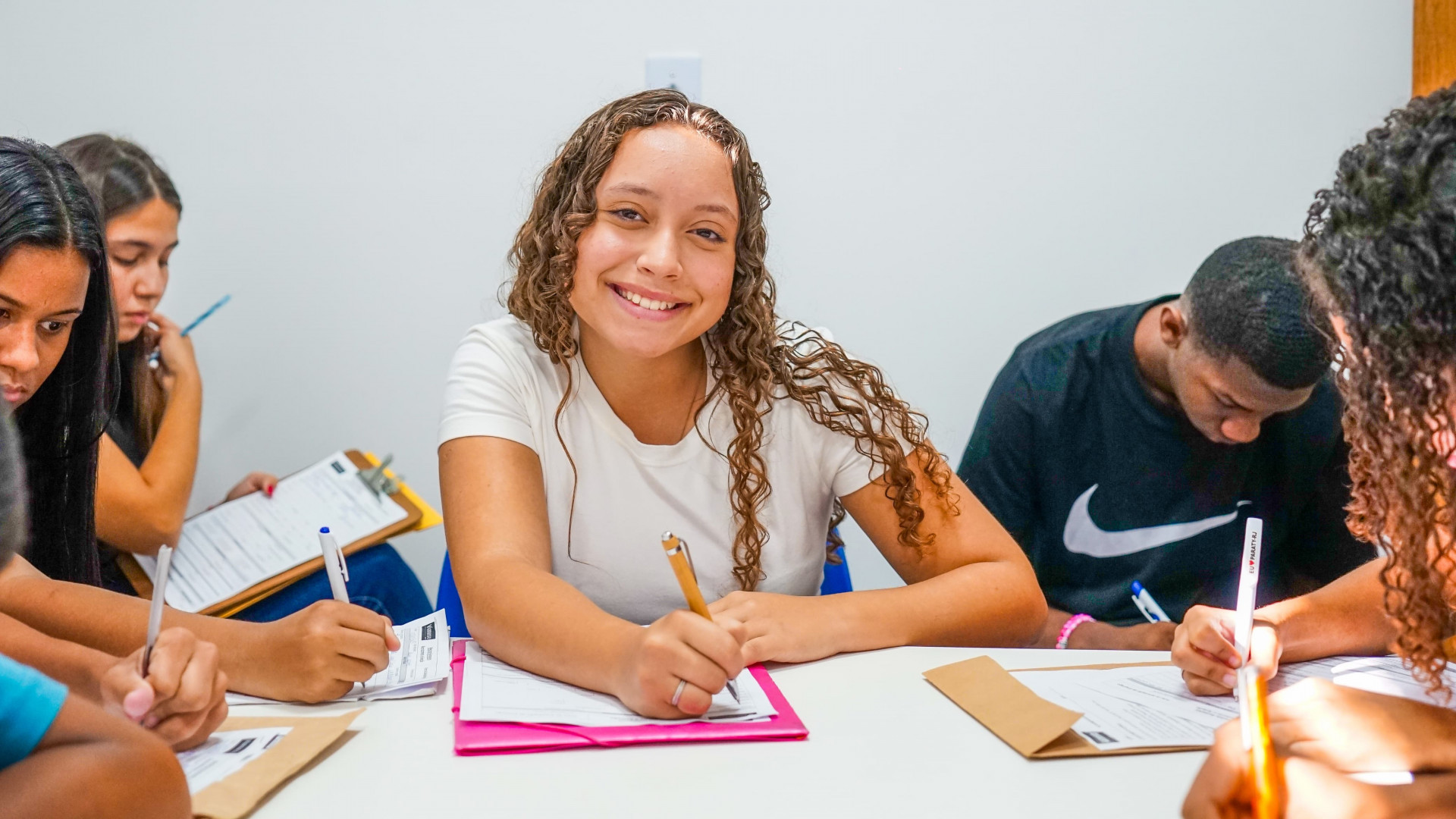 A jovem de 16 anos, Emily Gl&oacute;ria, participou da sele&ccedil;&atilde;o para uma vaga de jovem aprendiz - Gilberto Rocha/ PMSJM