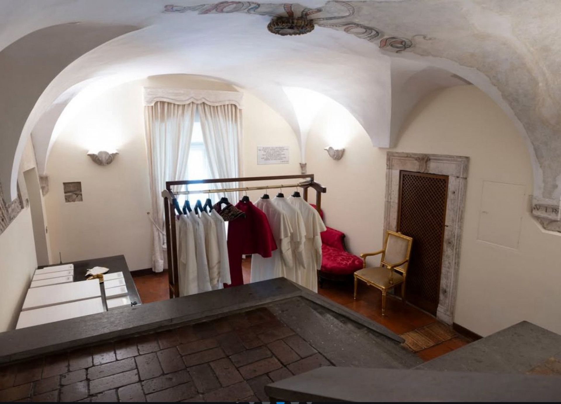 Sala das Lágrimas com as vestes preparadas para o futuro papa  - Reprodução / Vatican News