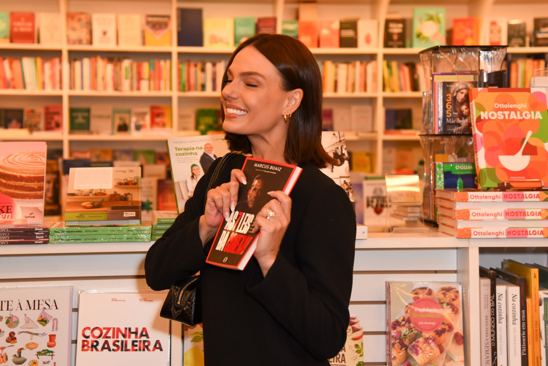 Isis Valverde prestigiou lançamento de livro do marido - Andy Santana / Brazil News