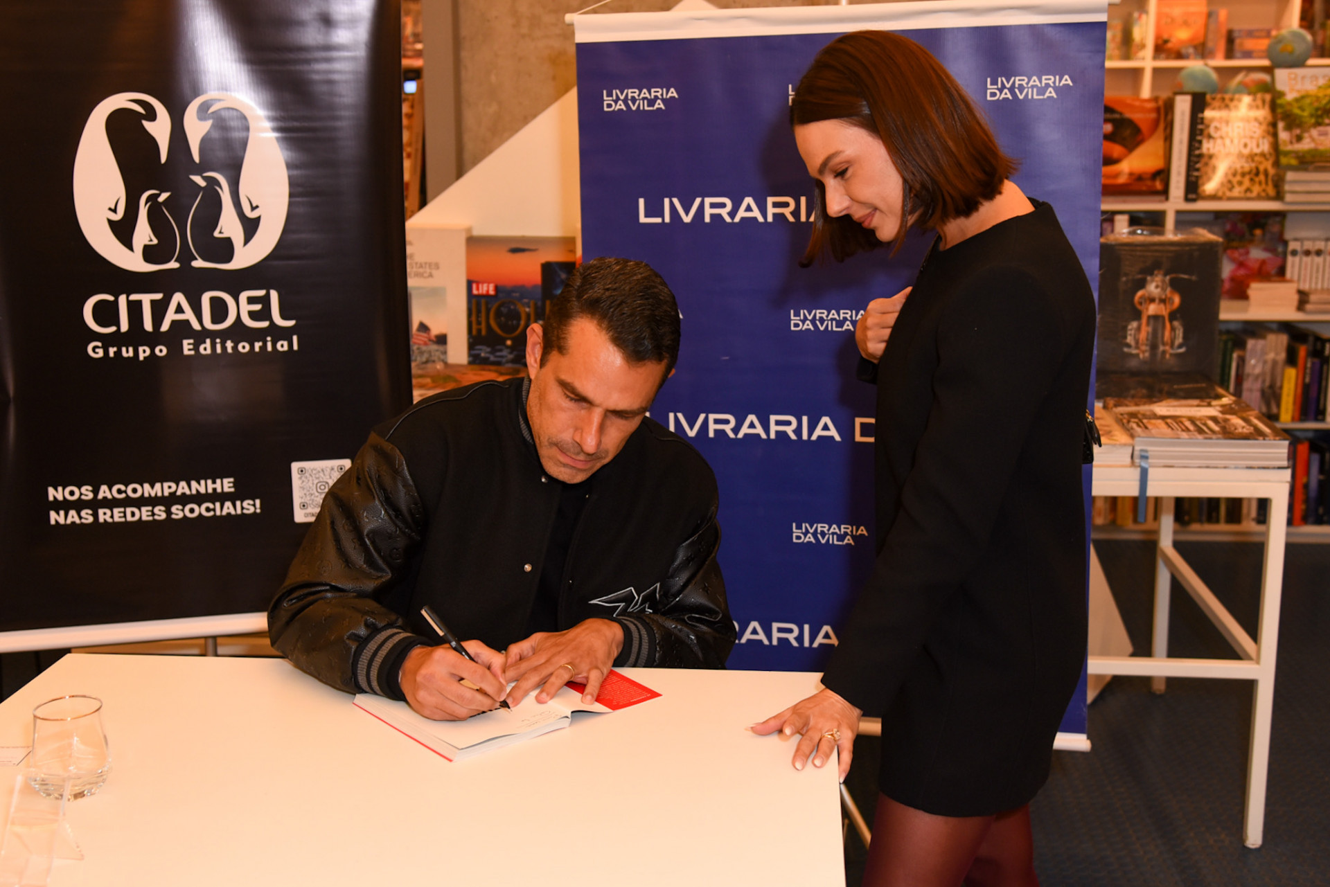 Marcus Buaiz autografou livro para a mulher, Isis Valverde - Andy Santana / Brazil News