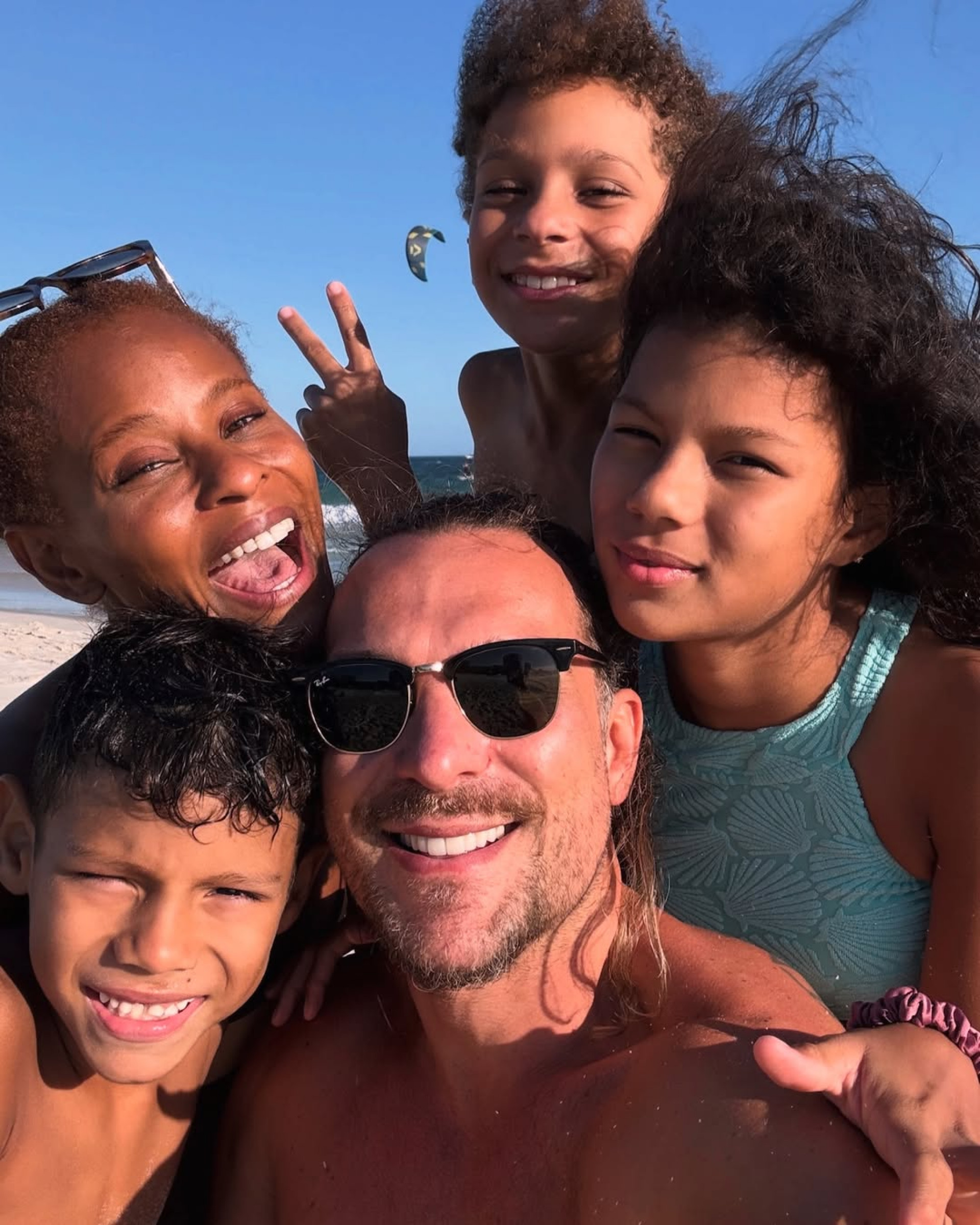 Aline Wirley e Igor Rickli com os seus filhos na praia - Reprodução/Instagram