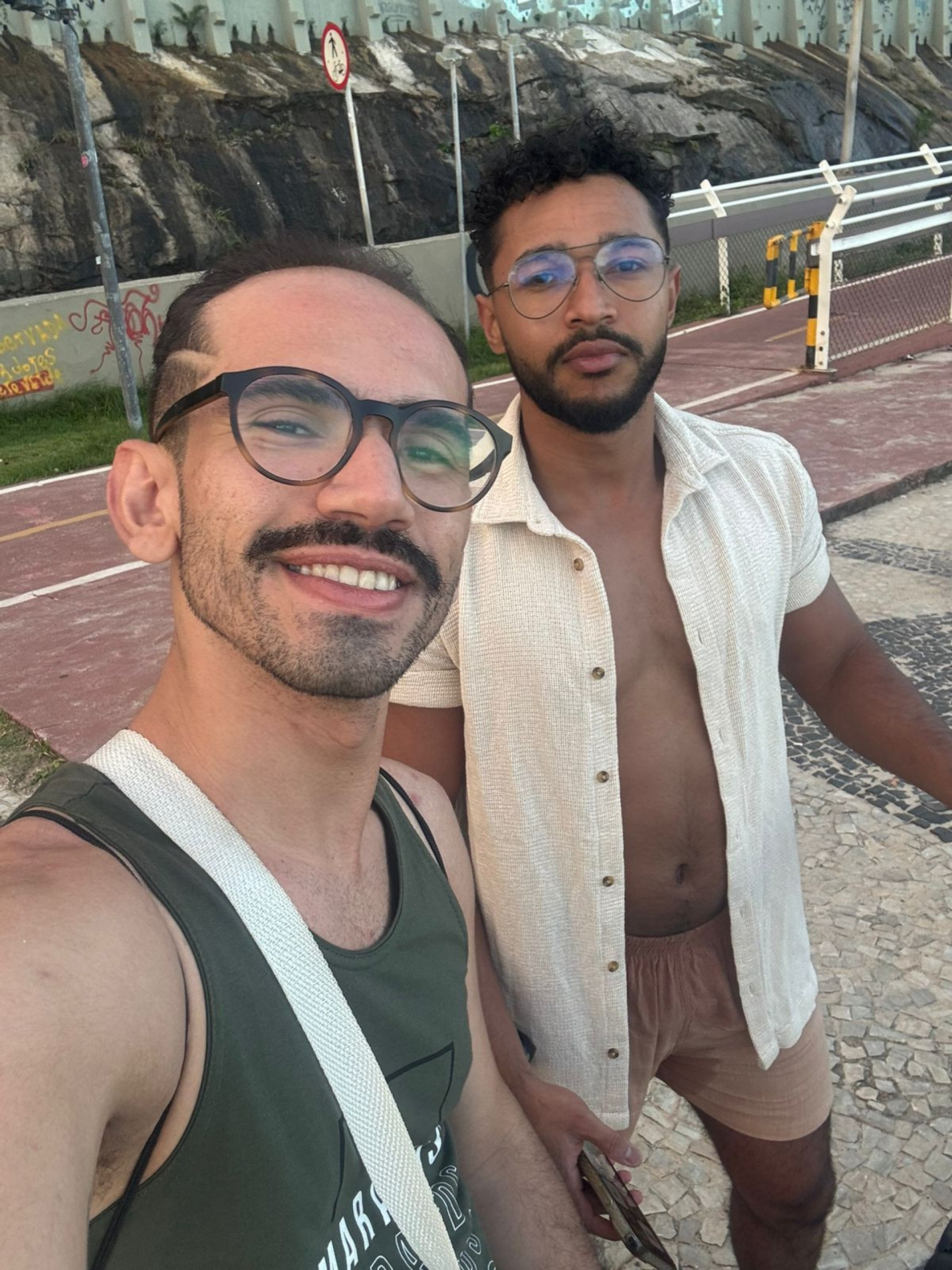 Igor Sousa Costa e o namorado Wesley Danilo tinham voo de volta marcado para a noite da última segunda-feira - Reprodução/Arquivo Pessoal