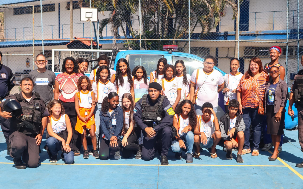 Professores, alunos e instrutores se confraternizaram no final da visita ao batalhão