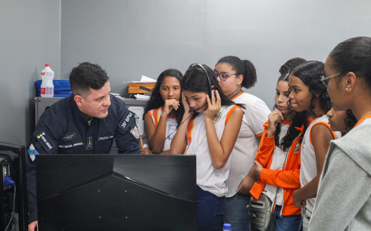 Os alunos da escola José Pinto Teixeira conheceram a sala de operações do batalhão