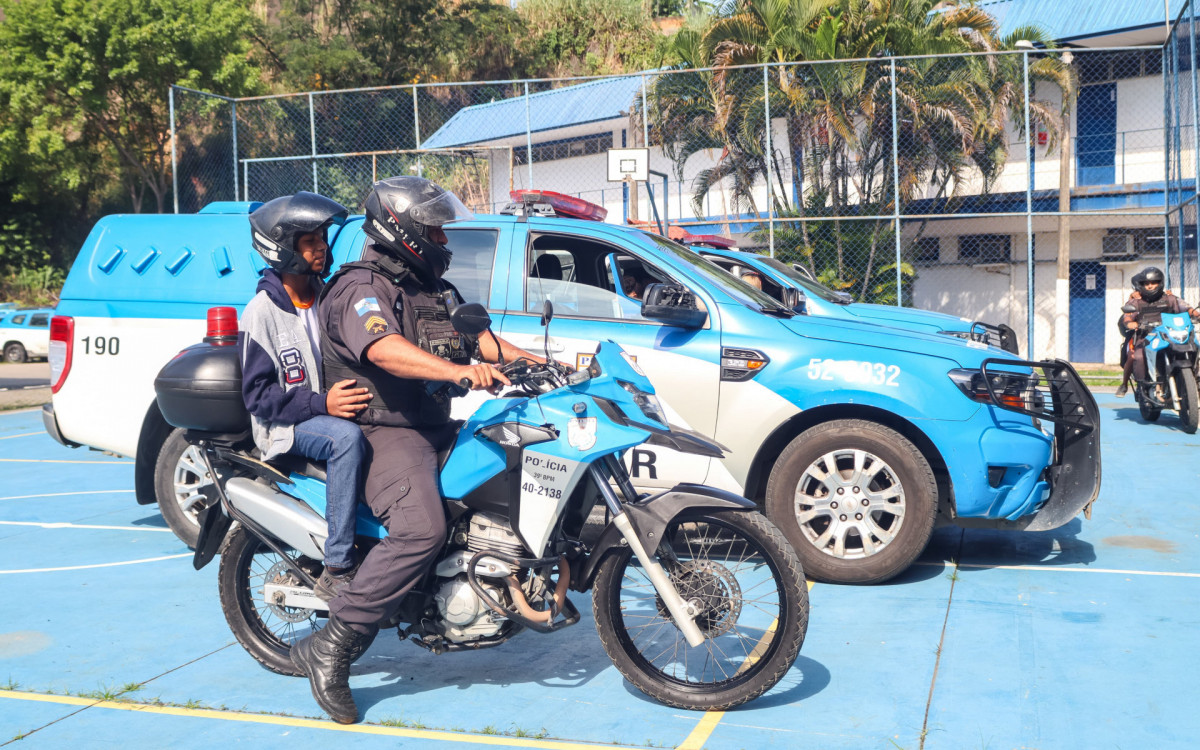 O sargento Dalbem mostrou aos alunos como é o funcionamento de uma moto de patrulhamento