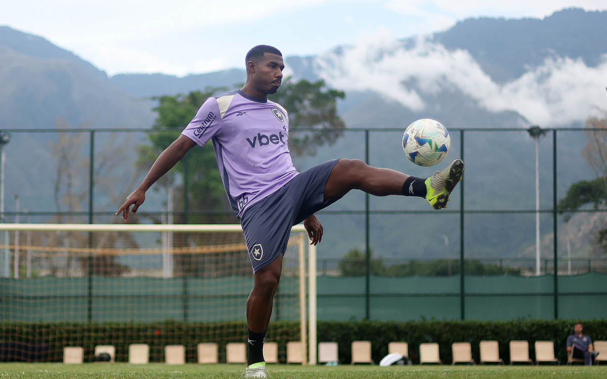 Cuiabano em treino do Botafogo