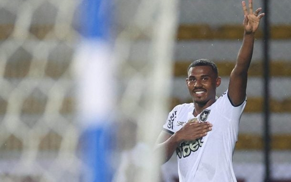 Cuiabano celebra triunfo do Botafogo na Venezuela: ‘Nosso grupo est&aacute; bem fechado’