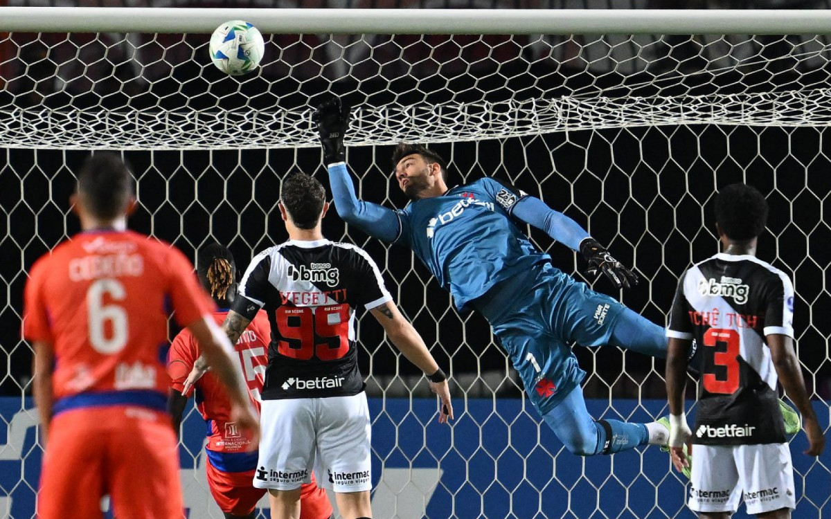 Vasco joga mal, é goleado pelo Puerto Cabello e se complica na Sul-Americana