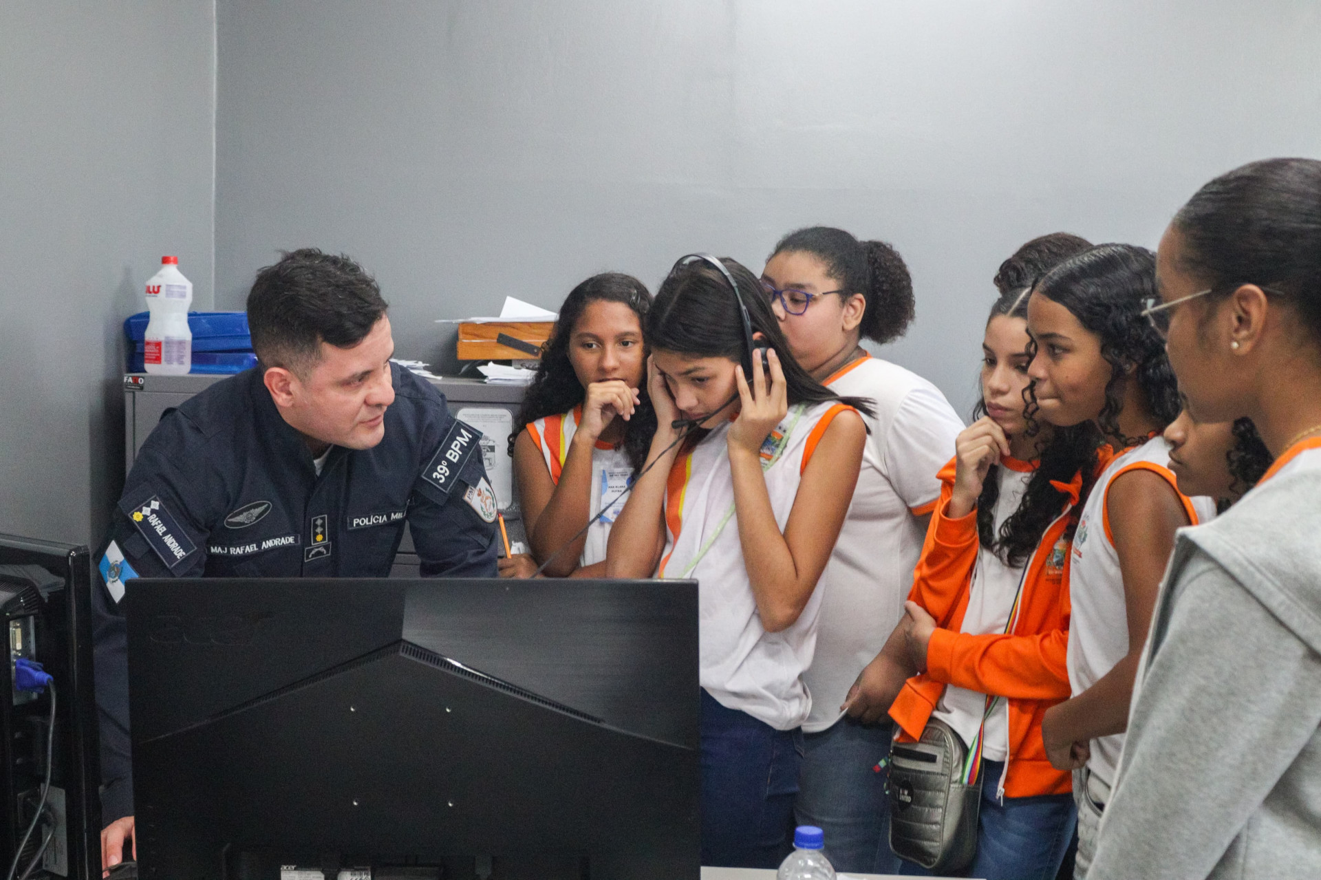 Os alunos da escola Jos&eacute; Pinto Teixeira conheceram a sala de opera&ccedil;&otilde;es do batalh&atilde;o - Jean Carlos / PMBR