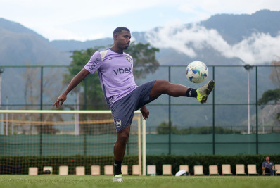 Brighton pode dar chapéu em clube inglês e contratar lateral do Botafogo