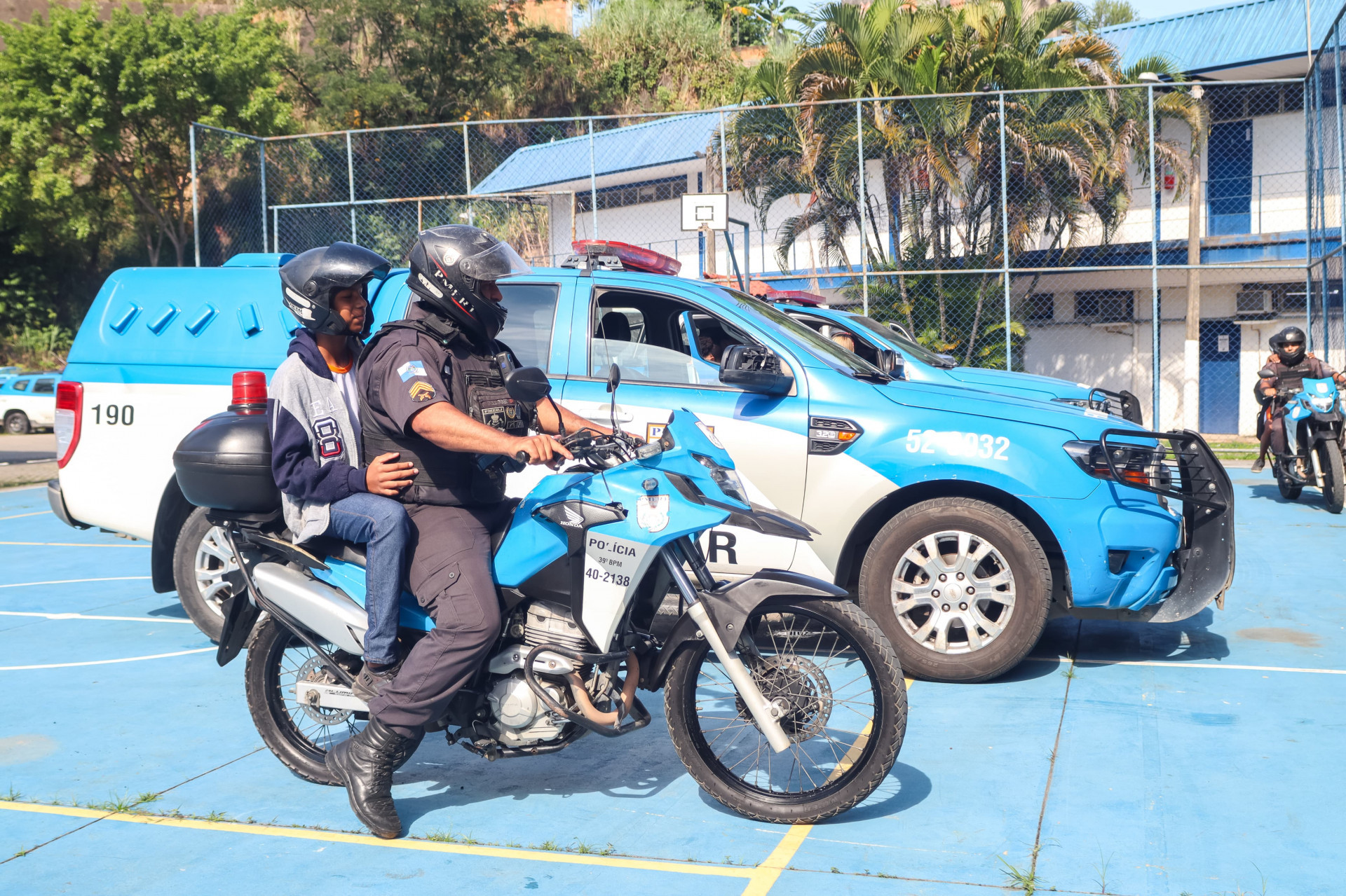 O sargento Dalbem mostrou aos alunos como &eacute; o funcionamento de uma moto de patrulhamento - Jean Carlos / PMBR