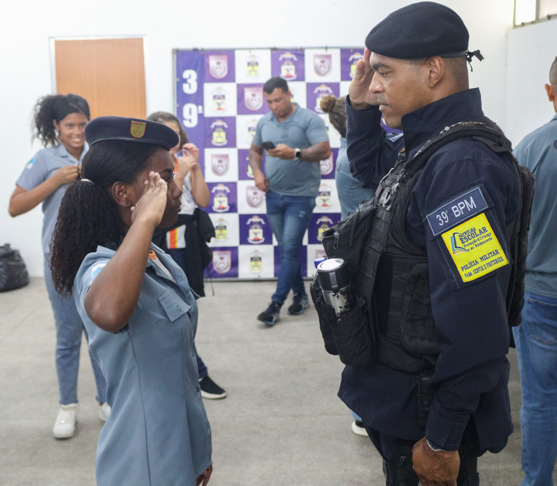 A aluna Sthefany Nascimento e o soldado Braga "bateram contin&ecirc;ncia" durante a visita - Jean Carlos / PMBR