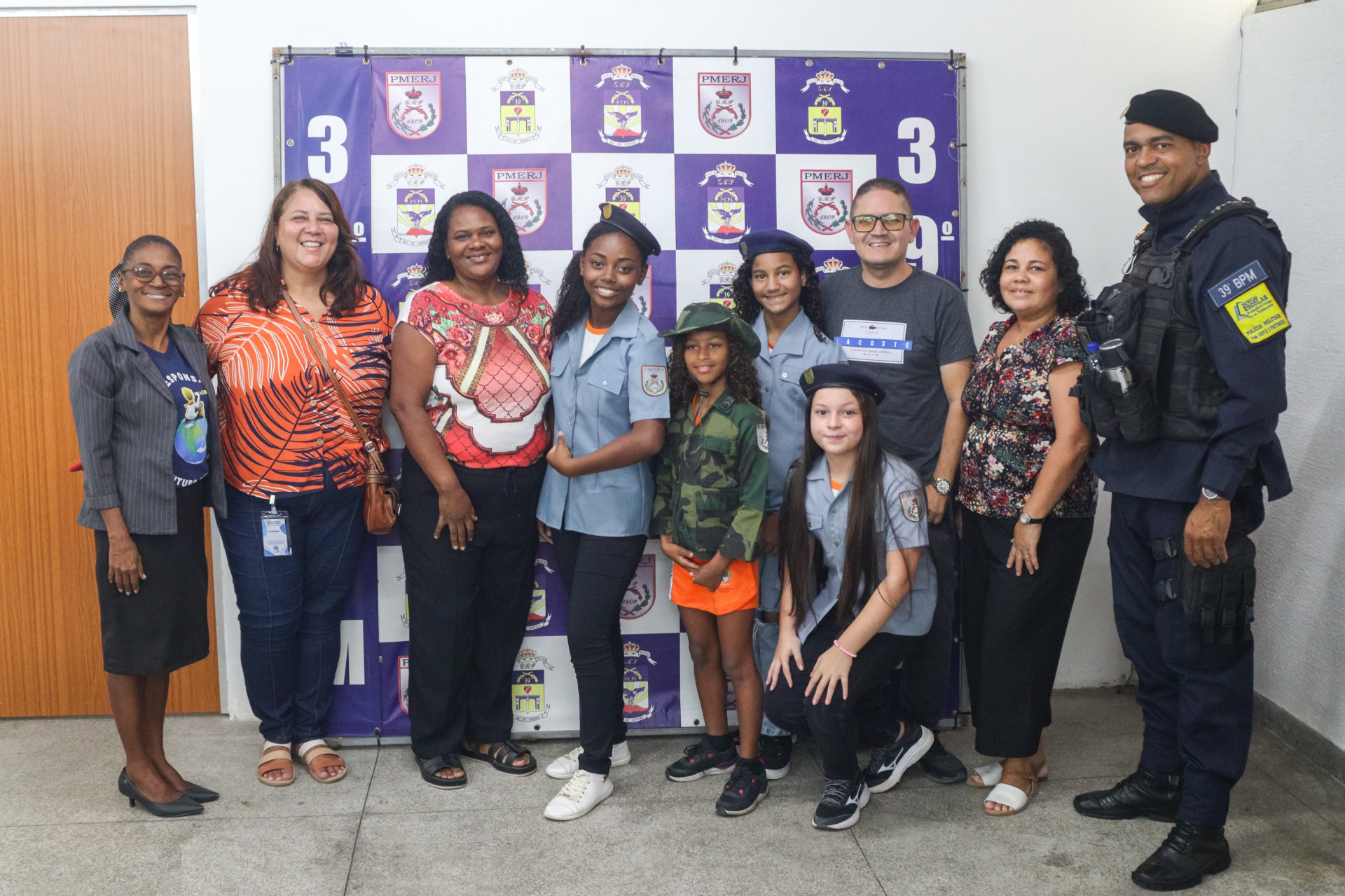 Professoras, gestora, vice-gestor e alunas elogiaram o programa Minha Escola Azul, que tem o soldado Braga (D) como um dos instrutores - Jean Carlos / PMBR