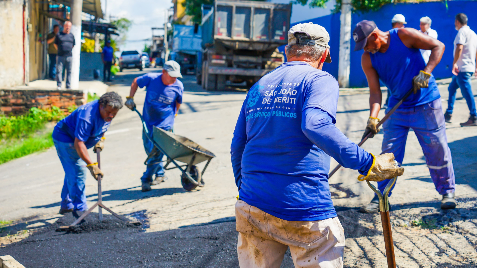 O novo programa iniciou uma grande força-tarefa de serviços públicos no Morro do Carrapato e Morro Santa Helena - Gilberto Rocha