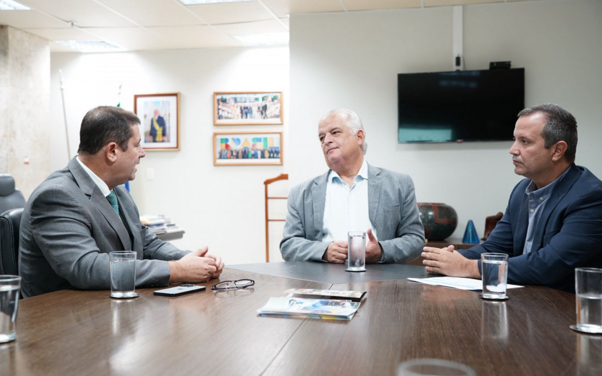 O Prefeito Léo Vieira em reunião com o Ministro 