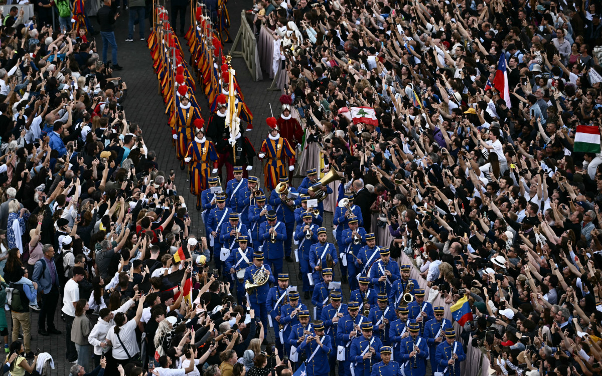 Guarda Suíça Pontifícia desfila pela Praça São Pedro