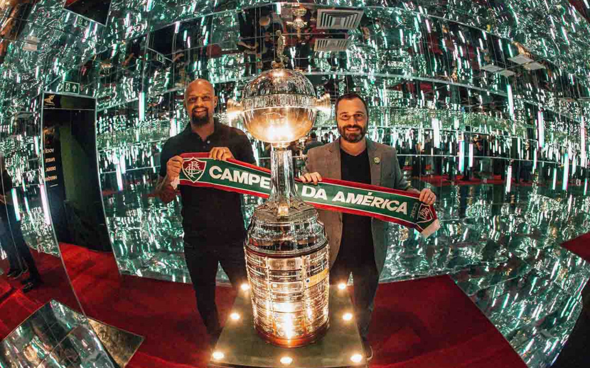 Felipe Melo visita ta&ccedil;a do Mundial: ‘Que o Fluminense possa traz&ecirc;-la de volta’