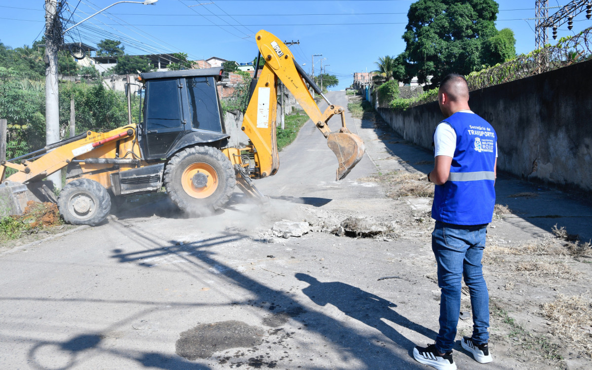 O secretário de Transportes de Belford Roxo, Luiz Brito, acompanhou e apoio a operação de retirada das barricadas no Castelar