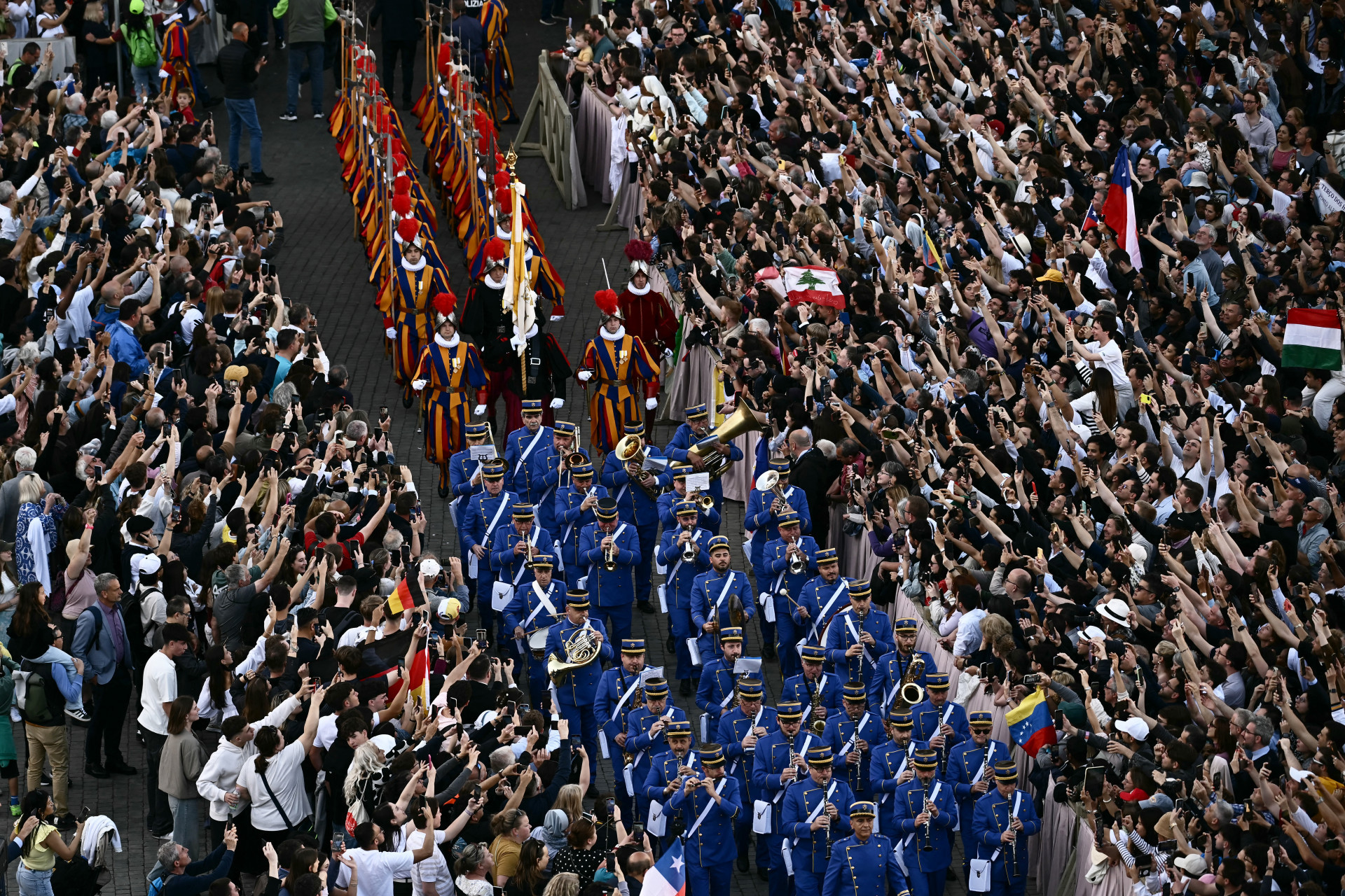 Guarda Su&iacute;&ccedil;a Pontif&iacute;cia desfila pela Pra&ccedil;a S&atilde;o Pedro - AFP