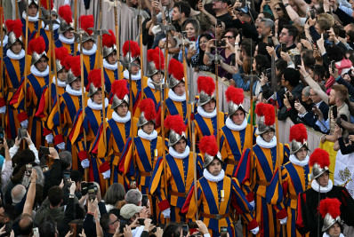 Guarda Suíça desfila na Praça de São Pedro após cardeais escolherem novo papa